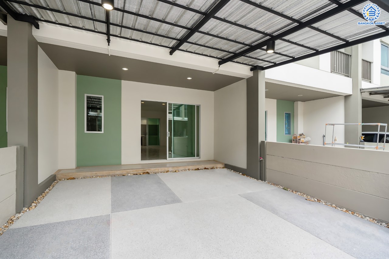 บ้านมือสอง ม.ลุมพินีทาวน์วิลล์ ราชพฤกษ์-นครอินทร์ เนื้อที่ 17.5 ตร.ว. ฟังก์ชัน 3 ห้องนอน 2 ห้องน้ำ 1 ห้องอเนกประสงค์ชั้นดาดฟ้า จอดรถได้ 2 คัน พร้อม Living Room กว้างขวาง เดินทางสะดวก เข้า-ออกได้หลายเส้นทาง ทั้ง ถ.นครอินทร์, ถ.ราชพฤกษ์ ใกล้ทางด่วน "ศรีรัช"